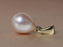 Přívěsek s perlou FTyP005lJ zlaty-privesok-s-pravou-perlou-ftyp005lj.JPG FTyP005lJ