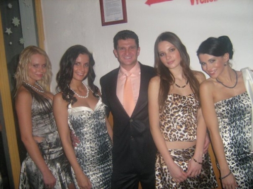 Zuzana Hazuchová, Lenka Hindická (2. vicemiss Miss Universe SR 2008), Branislav Čech (majiteľ Perly.sk), Peťka Šebová, Mária Trošková (finalistka Miss Universe SR 2007)